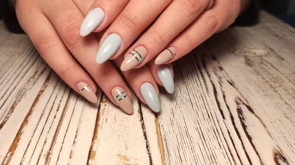 Herbstmaniküre. schönes Nageldesign mit Herbstblättern. — Stockfoto