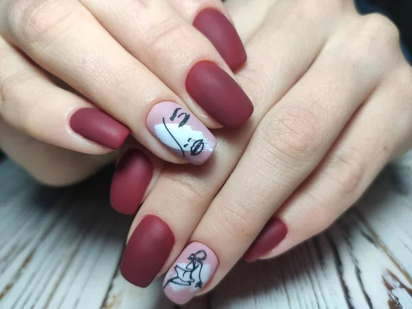 Młodzieży do manicure projektu, piękne kobiece dłonie z sexy manicure. — Zdjęcie stockowe