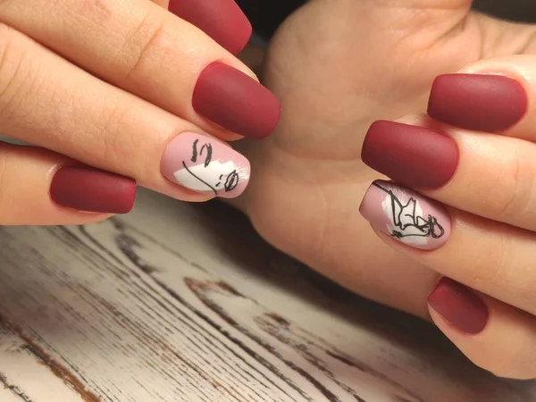 Осінній манікюр. Дизайн нігтів Beautyful з осіннім листям . — стокове фото