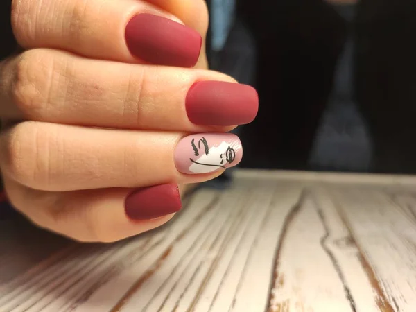 Diseño de manicura juvenil, hermosas manos femeninas con manicura sexy . —  Fotos de Stock