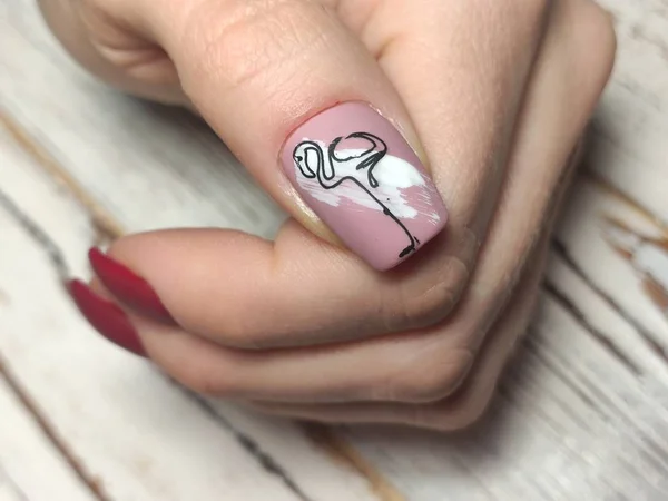 Design de manicure jovem, belas mãos femininas com manicure sexy . — Fotografia de Stock