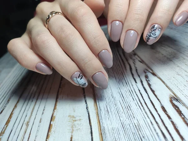 Youth manicure design, beautiful female hands with sexy manicure. — Stock Photo, Image