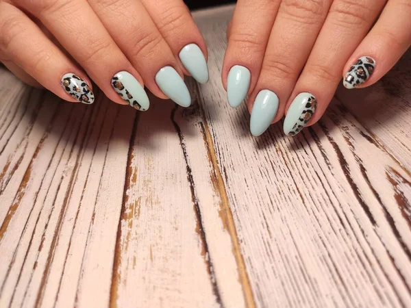 Herfst manicure. Prachtige nagels ontwerp met herfstbladeren. — Stockfoto