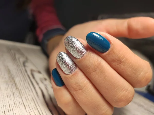 Prachtige gel lak manicure op een gestructureerde trendy achtergrond — Stockfoto