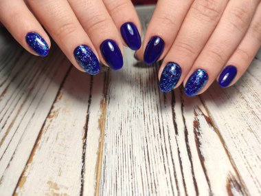 modaya uygun doku arka plan üzerinde uzun tırnaklar manikür