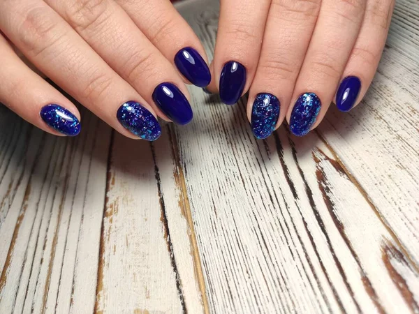 Manicura de néon brilhante em mãos femininas. Desenho do prego . — Fotografia de Stock