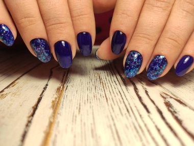 Moda güzel eller üzerinde manikür çivi