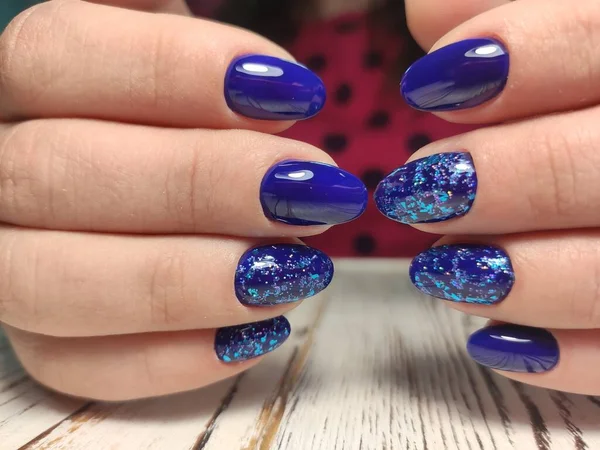 Manucure ongles mode sur de belles mains féminines — Photo