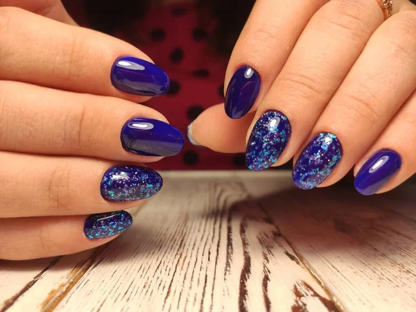 Manicura de neón brillante en manos femeninas. Diseño de uñas . — Foto de Stock