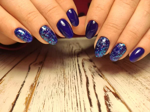 Stijlvol ontwerp van manicure op lange nagels — Stockfoto