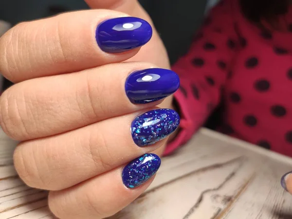 Stylowy design manicure na długich paznokciach — Zdjęcie stockowe