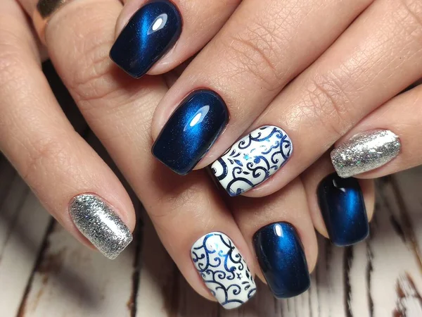 Manicura con uñas largas sobre un fondo de textura de moda — Foto de Stock