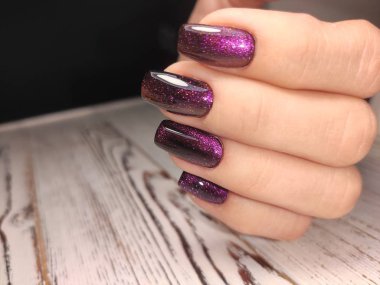 Güzel bir dokuda moda manikür tasarımı.