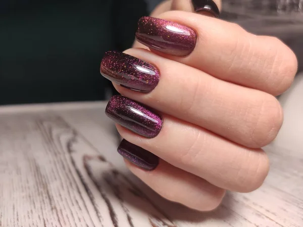 Prachtige gel lak manicure op een gestructureerde trendy achtergrond — Stockfoto