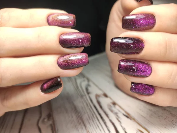 Prachtige gel lak manicure op een gestructureerde trendy achtergrond — Stockfoto