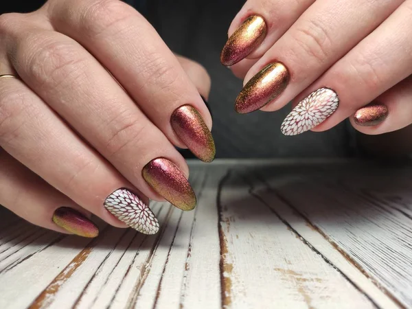 Hermosa manicura de laca de gel sobre un fondo de moda texturizado —  Fotos de Stock