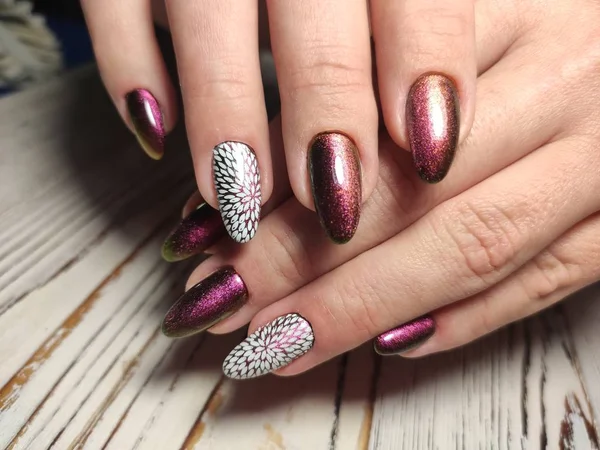 Prachtige gel lak manicure op een gestructureerde trendy achtergrond — Stockfoto