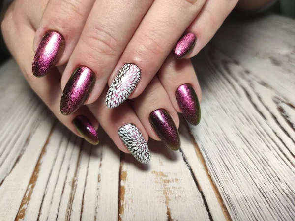 Młodzieży do manicure projektu, piękne kobiece dłonie z sexy manicure. — Zdjęcie stockowe