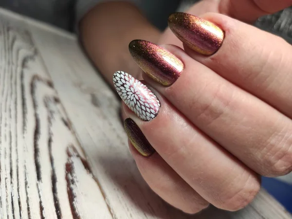 Efektowne piękny manicure na modny tekstury — Zdjęcie stockowe