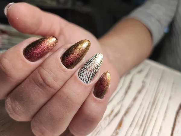 güzel jel cila manikür moda dokulu bir arka plan üzerinde