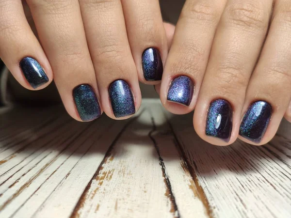 Hermosa manicura de laca de gel sobre un fondo de moda texturizado — Foto de Stock