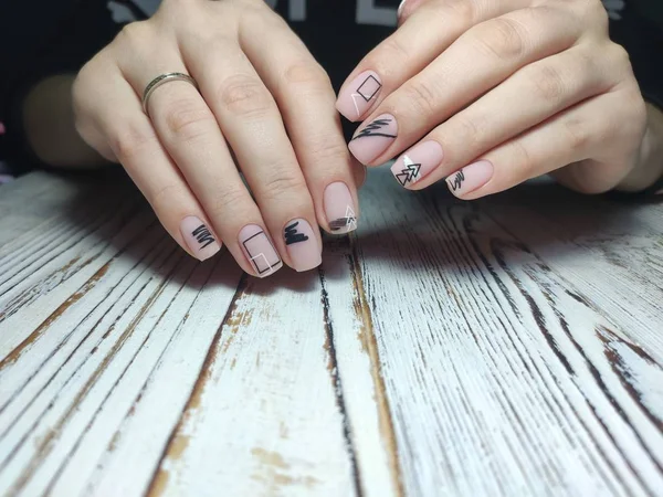 Bevaka händerna. Design hand med pastell naglar — Stockfoto