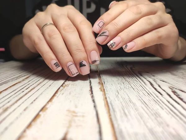 Jesienny manicure. Piękne paznokcie projekt z jesiennych liści. — Zdjęcie stockowe