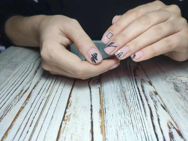 Höstmanikyr. Sköna naglar design med höstlöv. — Stockfoto