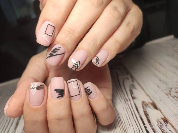 Młodzież manicure design, piękne ręce z sexy manicure. — Zdjęcie stockowe