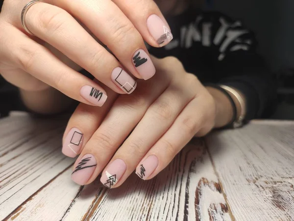 Piękny żel manicure lakier na teksturowanej tło modny — Zdjęcie stockowe