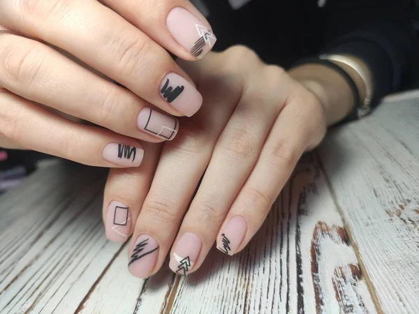 Manicura de outono. Design de unhas lindas com folhas de outono . — Fotografia de Stock