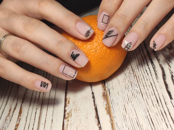 Herfst manicure. Prachtige nagels ontwerp met herfstbladeren. — Stockfoto