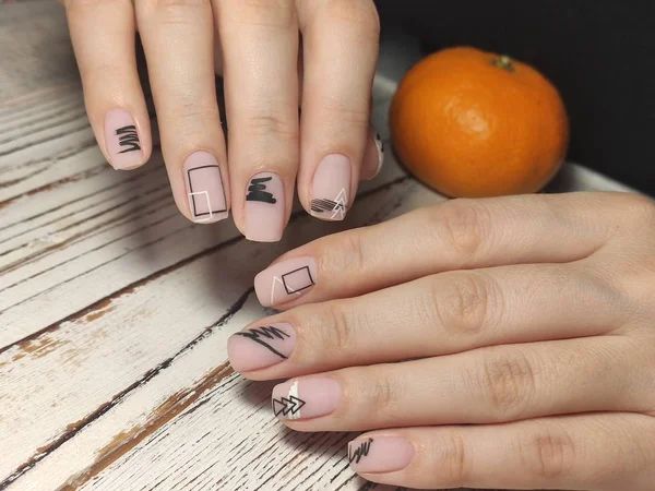 Jongerenmanicure design, mooie handen met sexy manicure. — Stockfoto