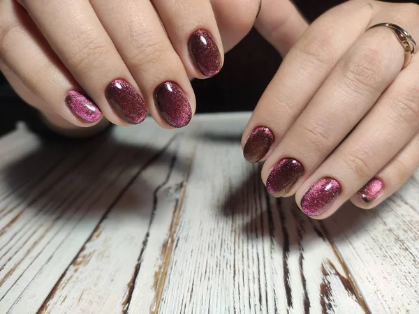 Hermosa manicura de laca de gel sobre un fondo de moda texturizado — Foto de Stock