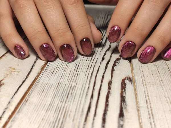 Hermosa manicura de laca de gel sobre un fondo de moda texturizado — Foto de Stock