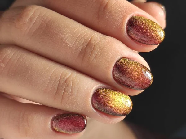 Autumn manicure. Beautyful nails design with autumn leaves. — 스톡 사진