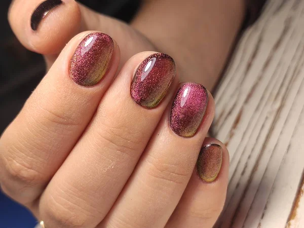 Gray striped nail design on female hand close up. — Stock Photo, Image