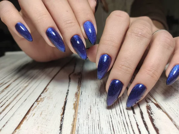 Hermosa manicura de laca de gel sobre un fondo de moda texturizado —  Fotos de Stock