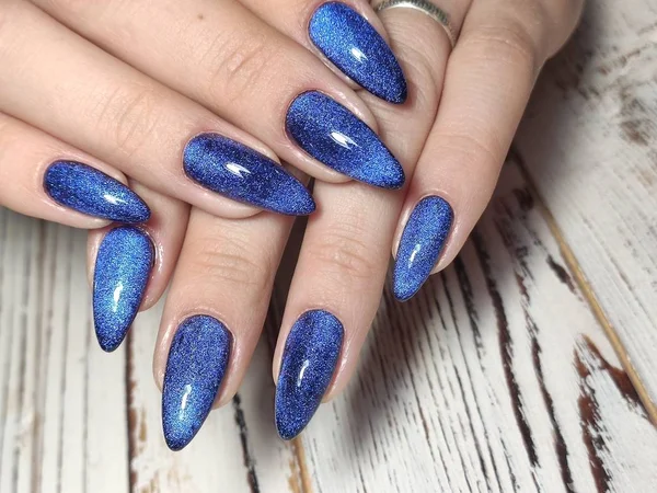 Jesienny manicure. Piękne paznokcie projekt z jesiennych liści. — Zdjęcie stockowe