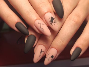 güzel jel cila manikür moda dokulu bir arka plan üzerinde