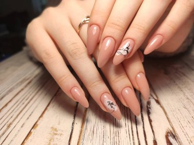 Eller dikkat. Pastel Çivilerle Tasarım Eli