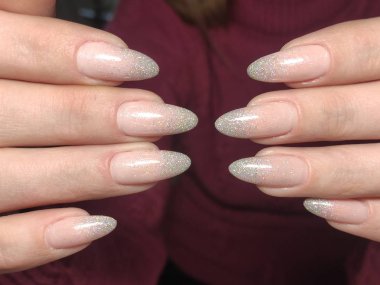 Eller dikkat. Pastel Çivilerle Tasarım Eli