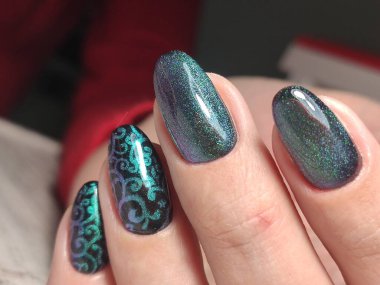 Gri çizgili tırnak tasarım el üzerinde kapat.