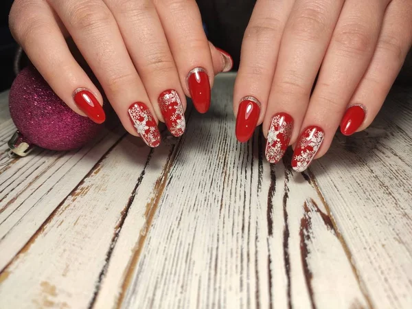 Youth manicure design, beautiful hands with sexy manicure. — Stock Photo, Image