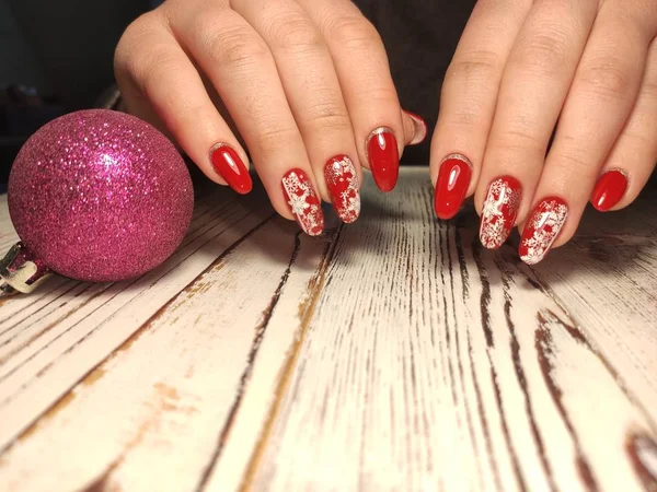 Red Christmas manicure with deer and snowflakes — Stock Photo, Image