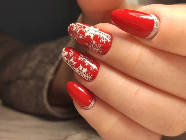 Red Christmas manicure with deer and snowflakes — Stock Photo, Image