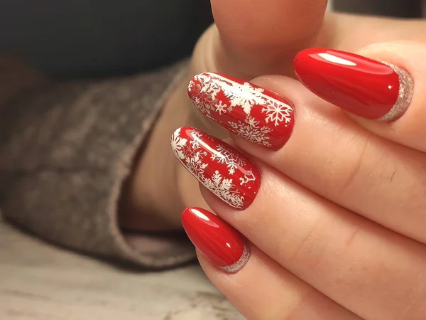 Hermosa manicura de laca de gel sobre un fondo de moda texturizado —  Fotos de Stock