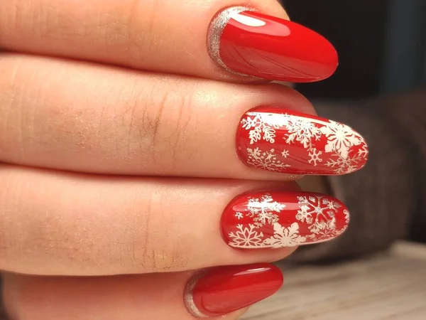 Christmas Gel Nail Design,Woman Hand Manicure painting sparkling foils. — Stock Photo, Image