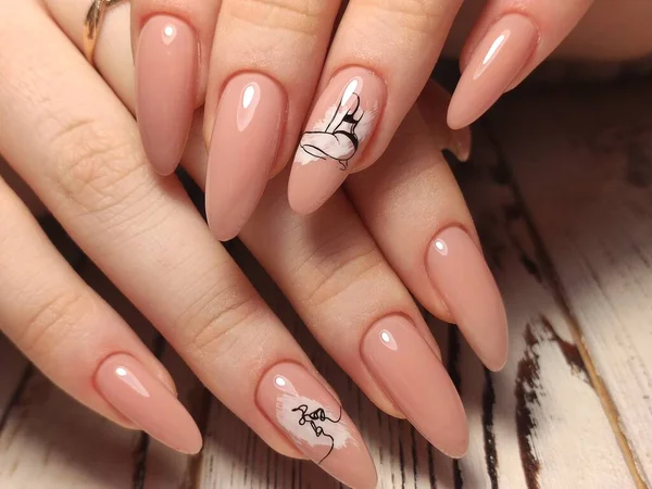 Hermosa manicura de laca de gel sobre un fondo de moda texturizado — Foto de Stock