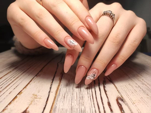 Youth manicure design, beautiful hands with sexy manicure. — Stock Photo, Image